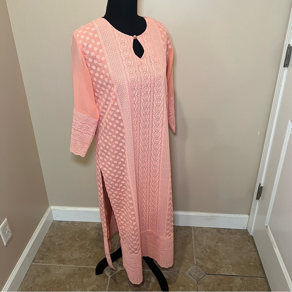 Peach colored long sleeve dress w/beautiful detailing & side slits. Size XL.